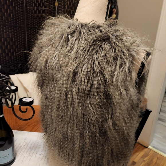 GIRLS FUR VEST size 7/8 - Picture 4 of 5